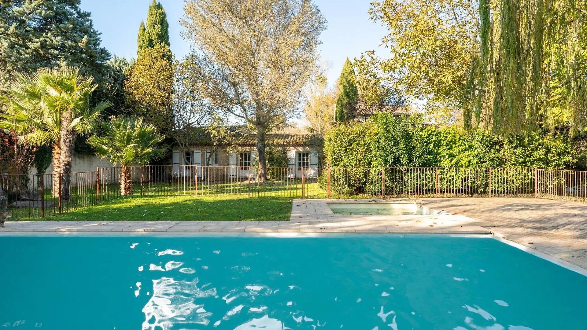 La Riviere Villa Velleron 0*,  France